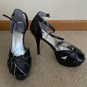 Liliana black w silver trim peep toe pumps Sz 8